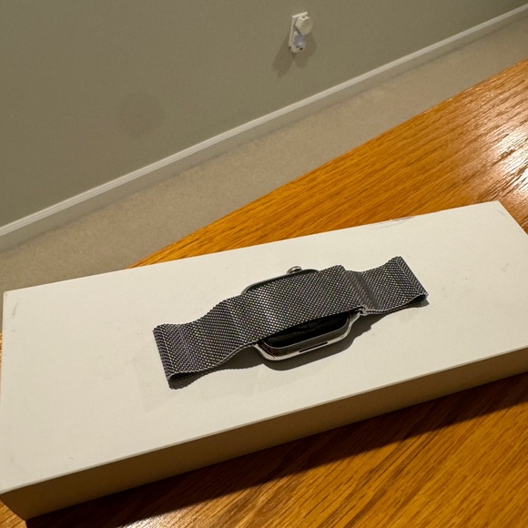 Apple Watch Series 9 Silver Stainless Steel Milanese Loop - 41MM - Picture 3 of 7